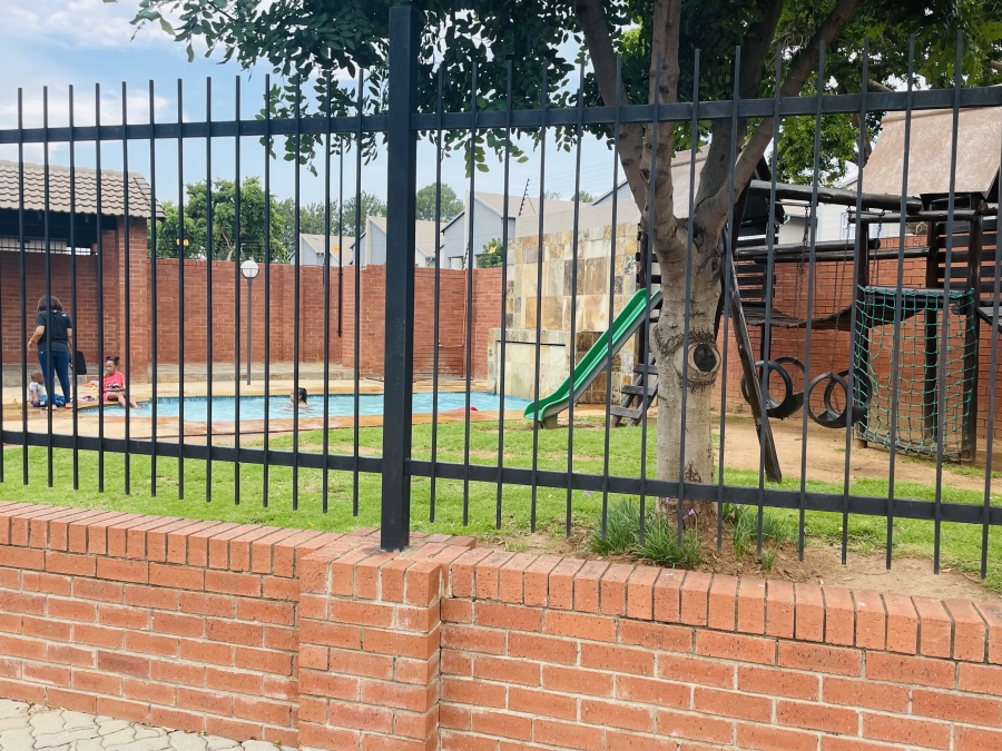 To Let 2 Bedroom Property for Rent in North Riding Gauteng