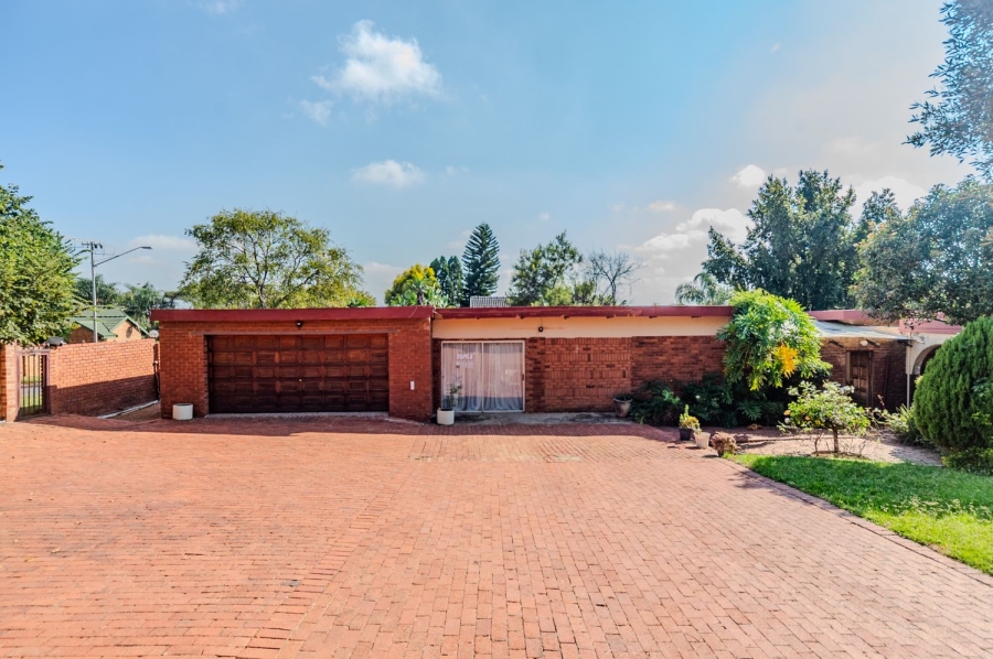 6 Bedroom Property for Sale in Constantia Park Gauteng