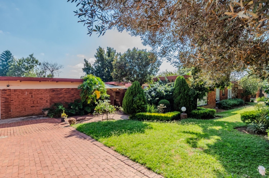 6 Bedroom Property for Sale in Constantia Park Gauteng