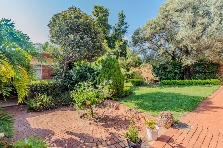 6 Bedroom Property for Sale in Constantia Park Gauteng