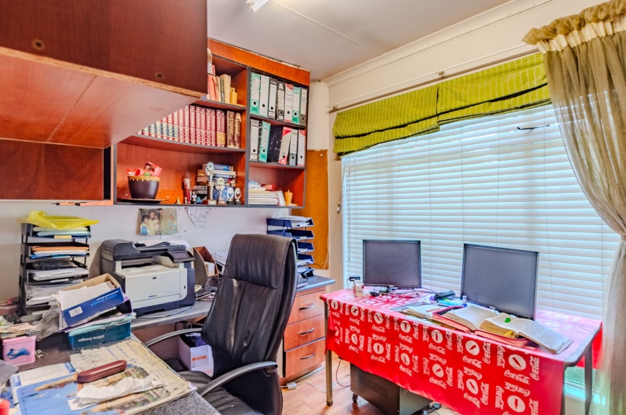 6 Bedroom Property for Sale in Constantia Park Gauteng