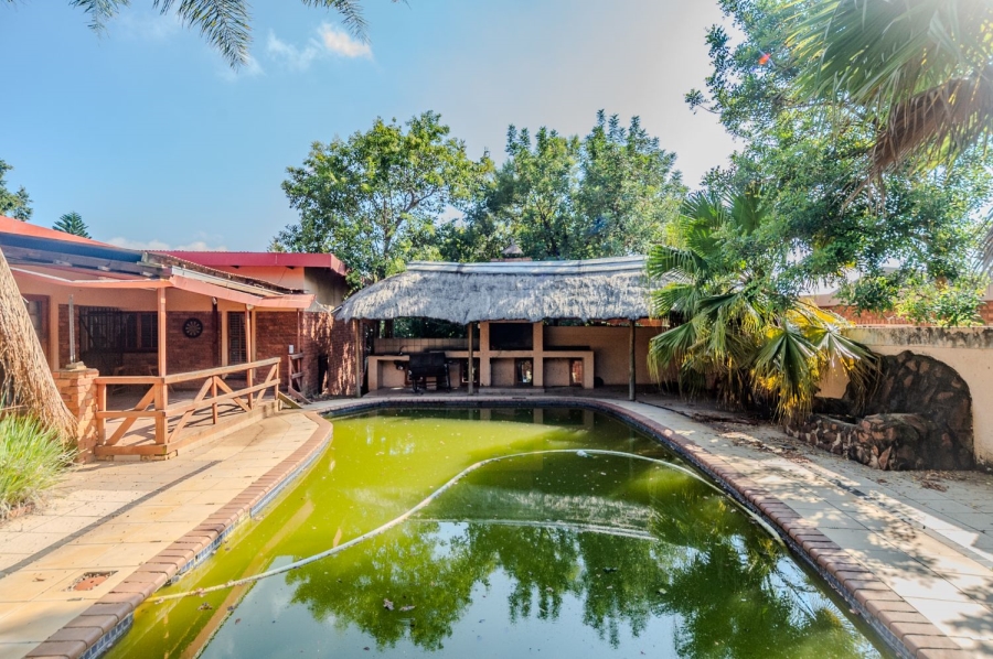 6 Bedroom Property for Sale in Constantia Park Gauteng