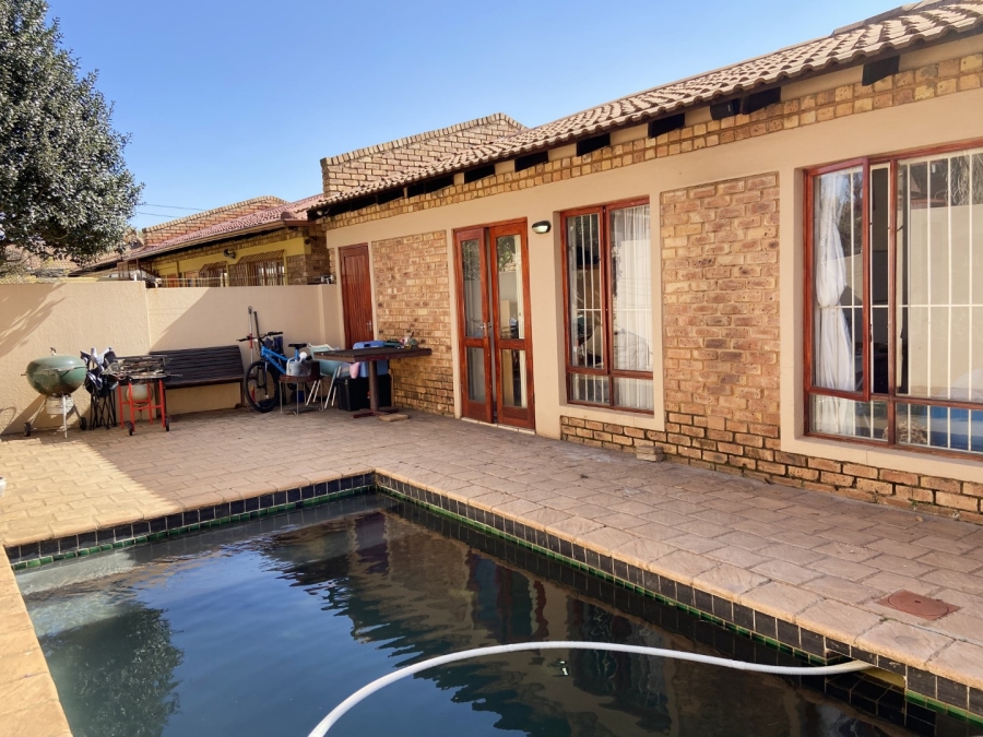 To Let 3 Bedroom Property for Rent in Albertville Gauteng