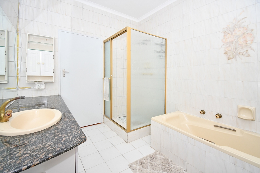 4 Bedroom Property for Sale in Benmore Gardens Gauteng