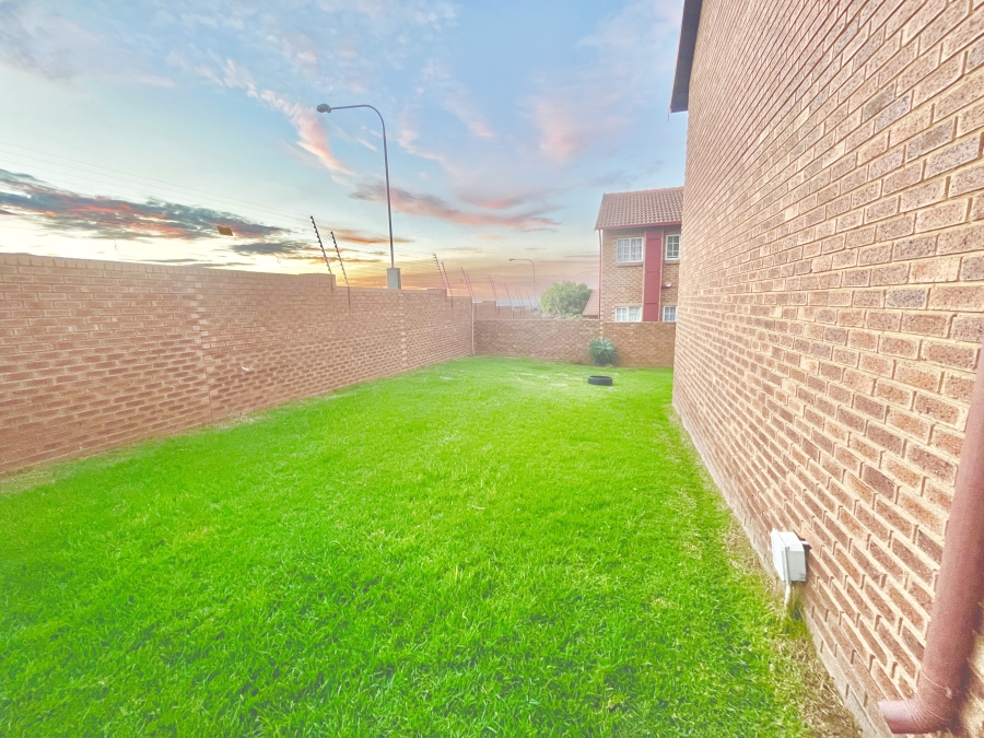 2 Bedroom Property for Sale in The Reeds Gauteng