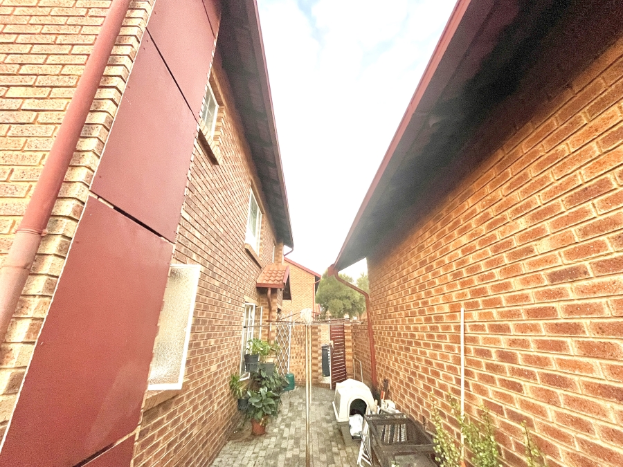2 Bedroom Property for Sale in The Reeds Gauteng