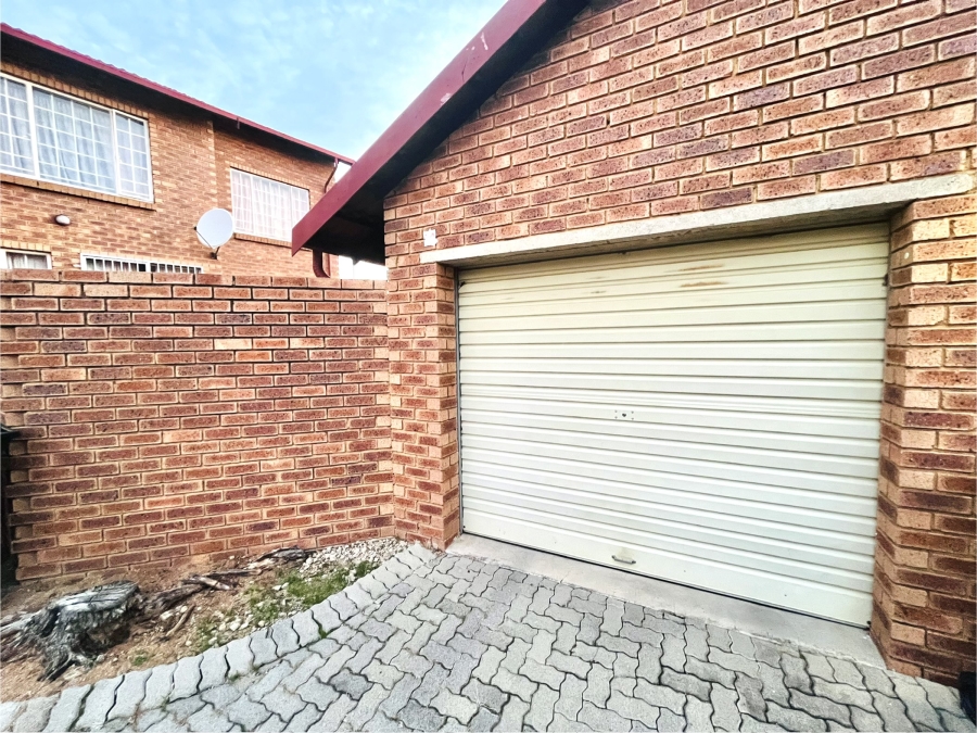 2 Bedroom Property for Sale in The Reeds Gauteng