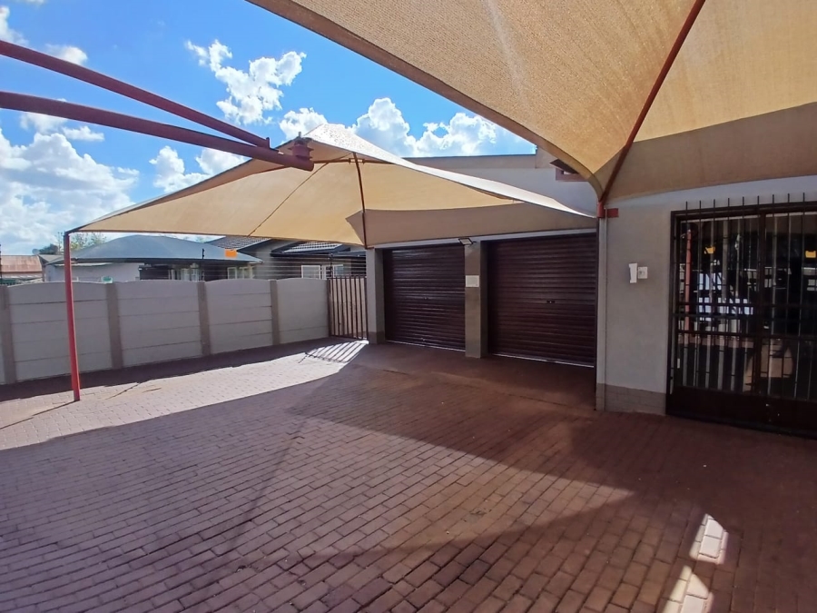 4 Bedroom Property for Sale in Oberholzer Gauteng