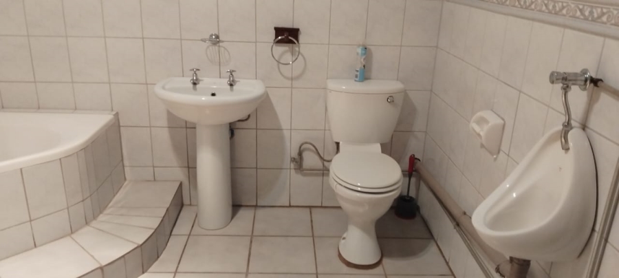 4 Bedroom Property for Sale in Oberholzer Gauteng