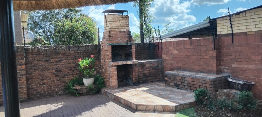 4 Bedroom Property for Sale in Oberholzer Gauteng