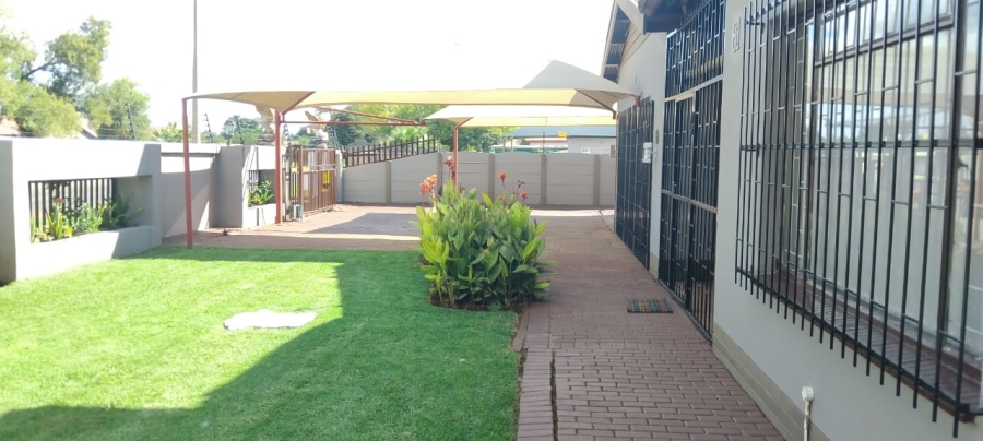 4 Bedroom Property for Sale in Oberholzer Gauteng