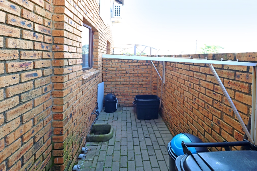 2 Bedroom Property for Sale in Blue Hills AH Gauteng