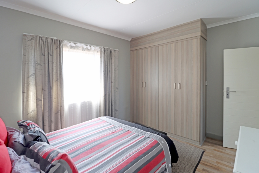 2 Bedroom Property for Sale in Blue Hills AH Gauteng