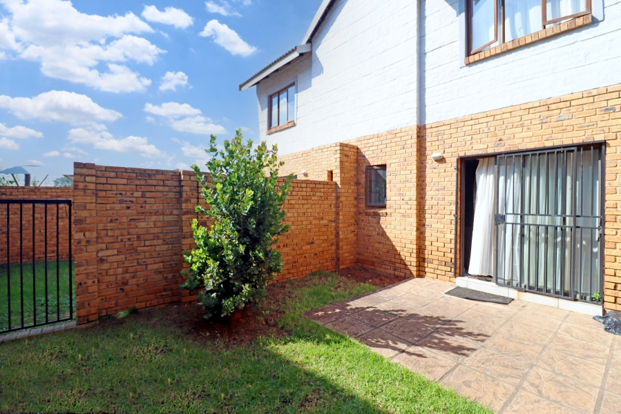 2 Bedroom Property for Sale in Blue Hills AH Gauteng