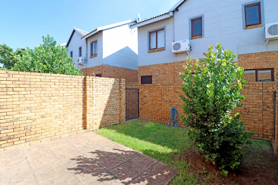 2 Bedroom Property for Sale in Blue Hills AH Gauteng