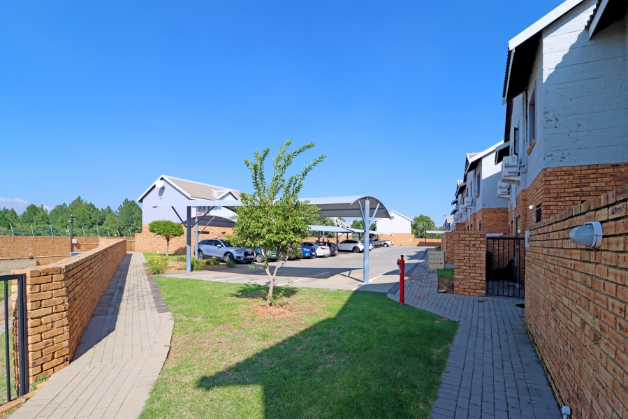 2 Bedroom Property for Sale in Blue Hills AH Gauteng