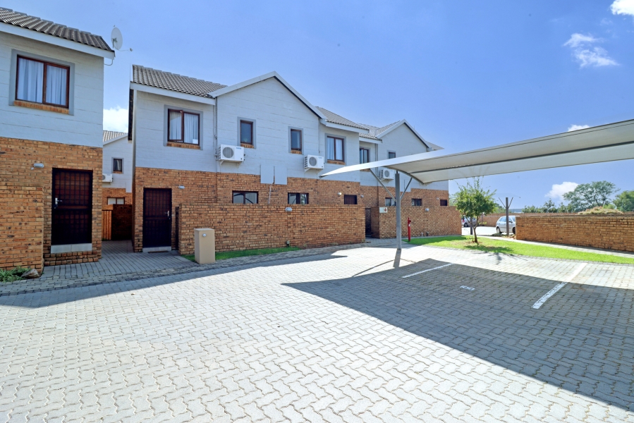 2 Bedroom Property for Sale in Blue Hills AH Gauteng