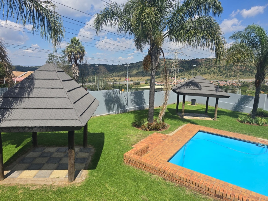 To Let 2 Bedroom Property for Rent in Linmeyer Gauteng