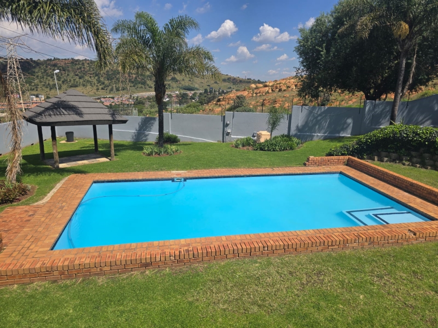 To Let 2 Bedroom Property for Rent in Linmeyer Gauteng