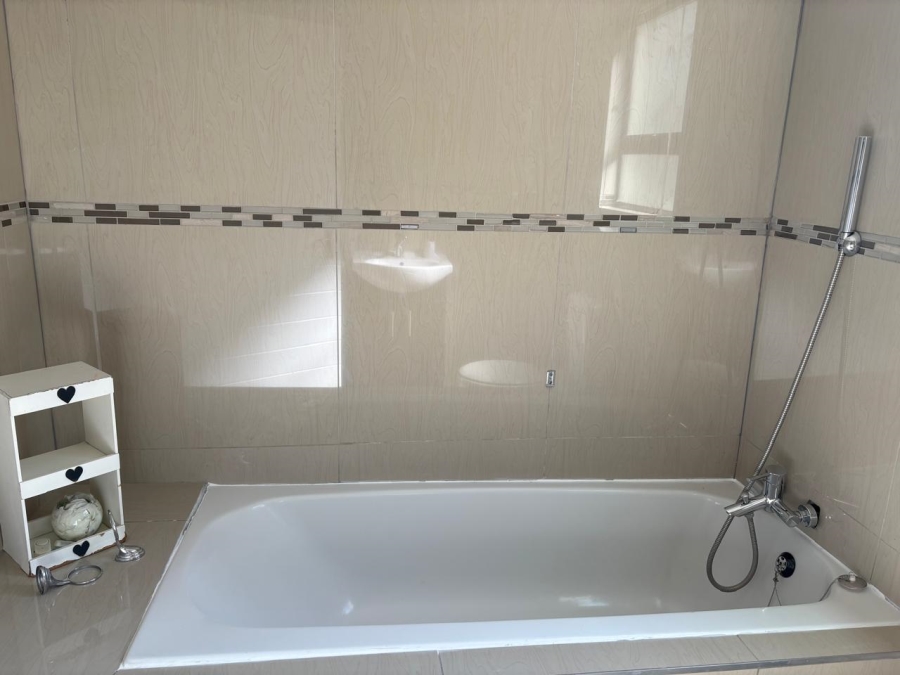 To Let 2 Bedroom Property for Rent in Randhart Gauteng