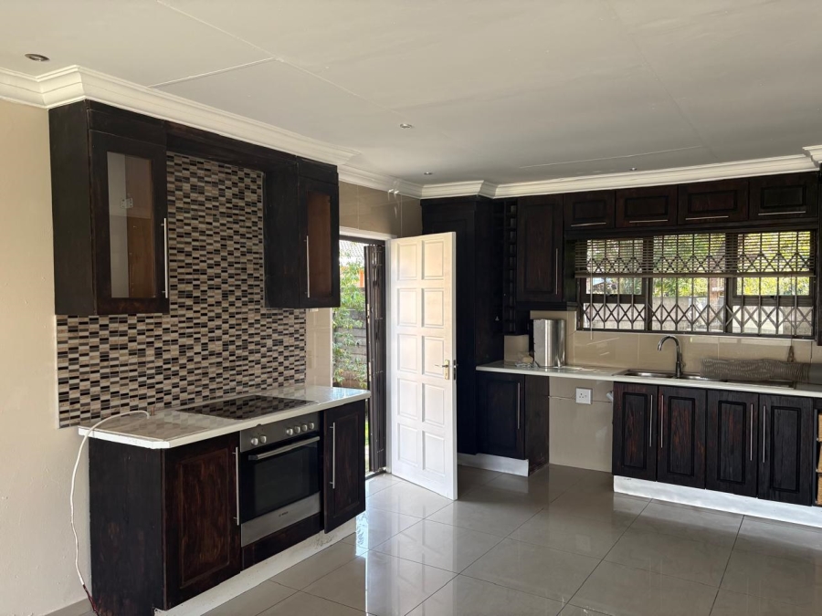 To Let 2 Bedroom Property for Rent in Randhart Gauteng