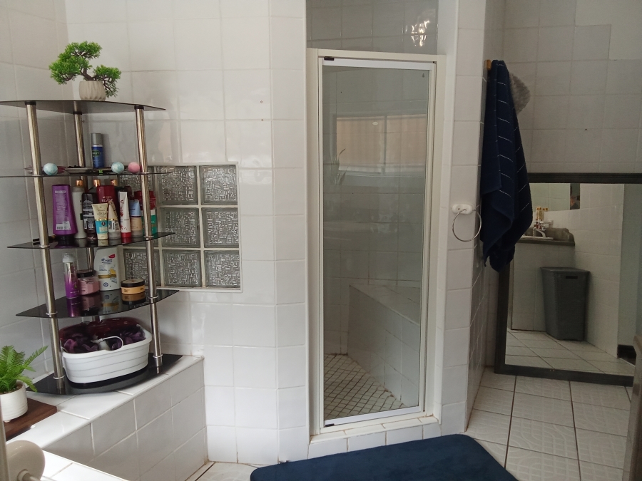 4 Bedroom Property for Sale in Wilro Park Gauteng