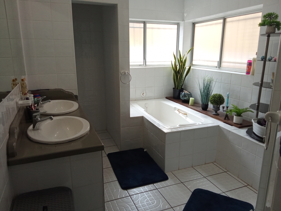 4 Bedroom Property for Sale in Wilro Park Gauteng