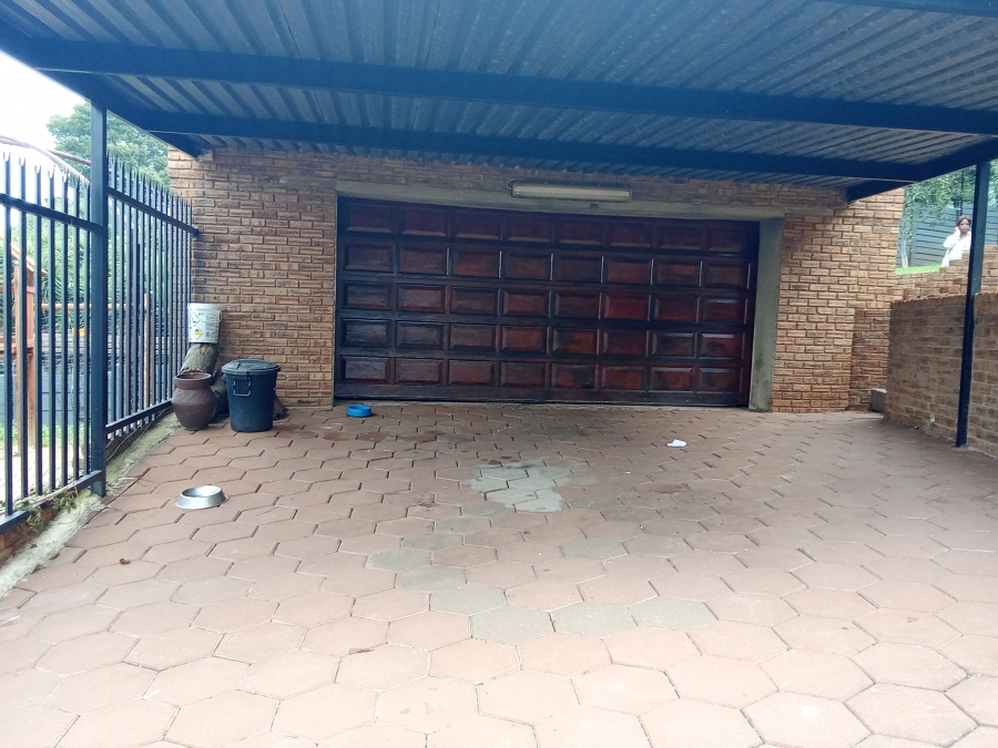 4 Bedroom Property for Sale in Wilro Park Gauteng