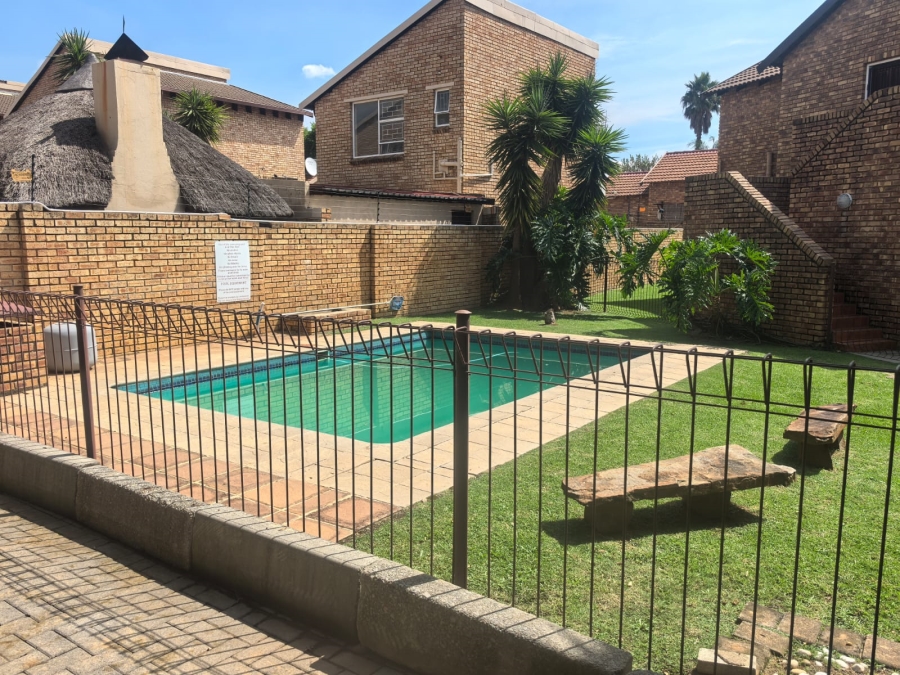3 Bedroom Property for Sale in Wilgeheuwel Gauteng