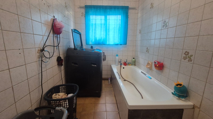 5 Bedroom Property for Sale in Pelzvale A H Gauteng