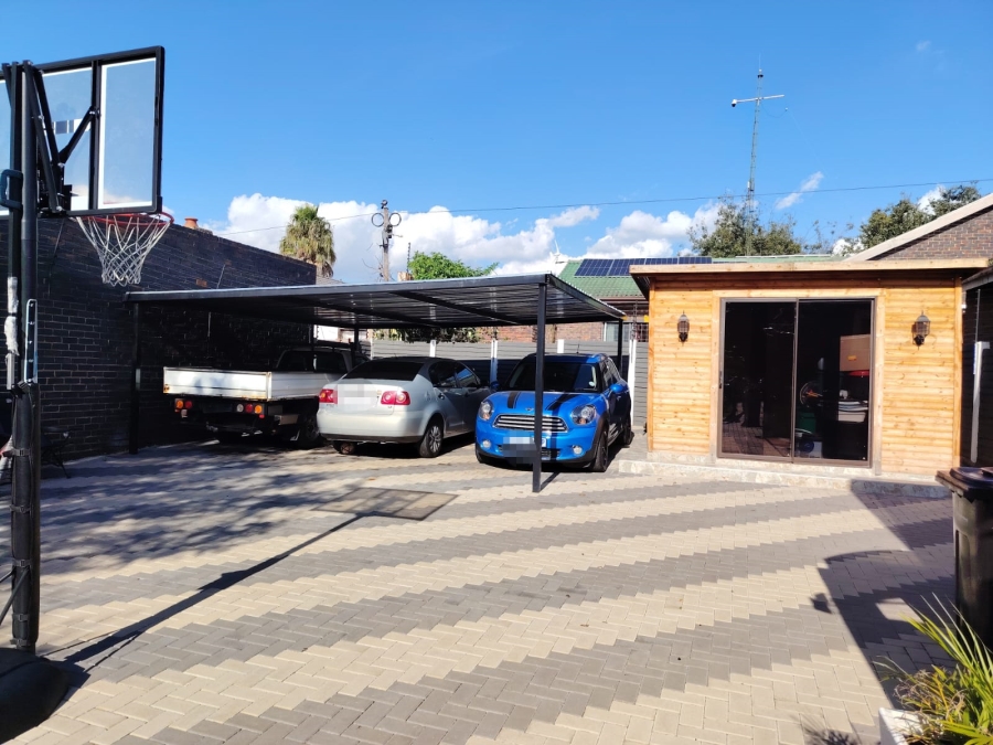 3 Bedroom Property for Sale in Rhodesfield Gauteng