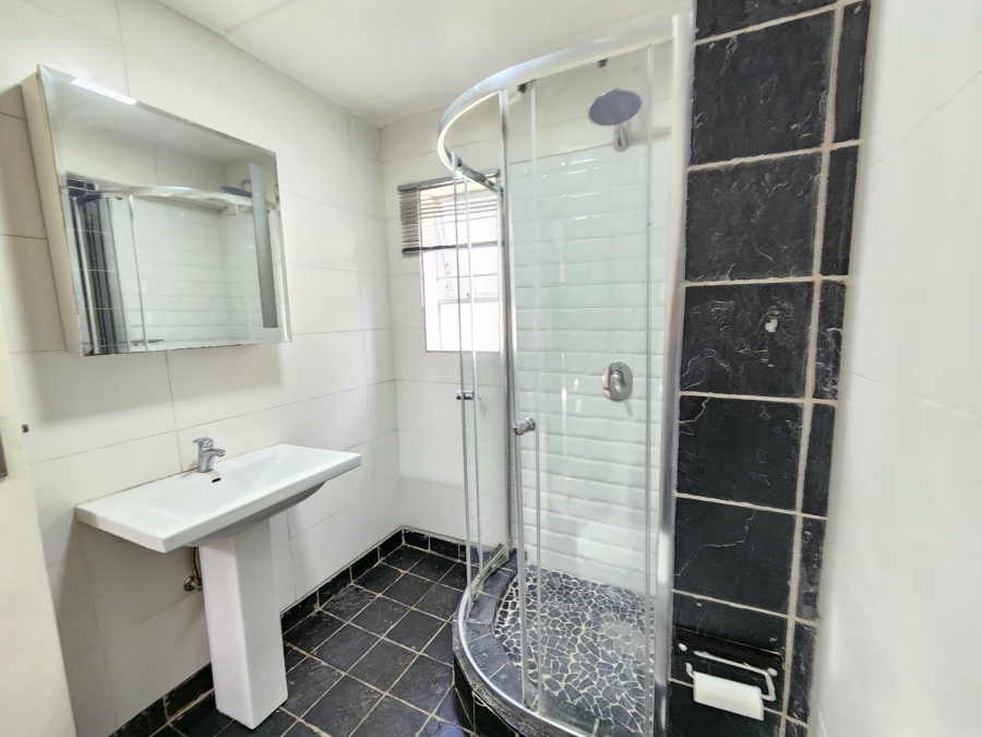 2 Bedroom Property for Sale in Benmore Gardens Gauteng