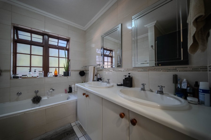 3 Bedroom Property for Sale in Faerie Glen Gauteng