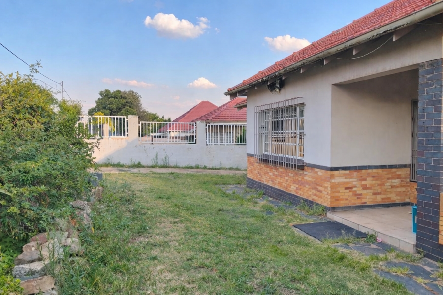 3 Bedroom Property for Sale in Linmeyer Gauteng