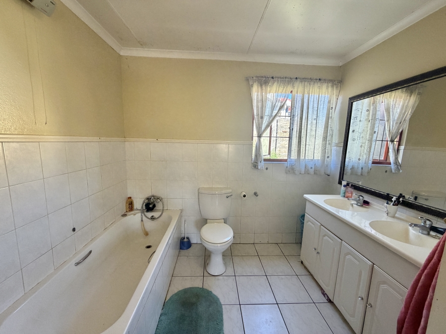 3 Bedroom Property for Sale in Barbeque Downs Gauteng