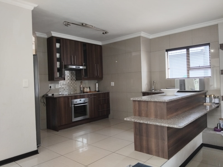 4 Bedroom Property for Sale in Featherview Estate Gauteng