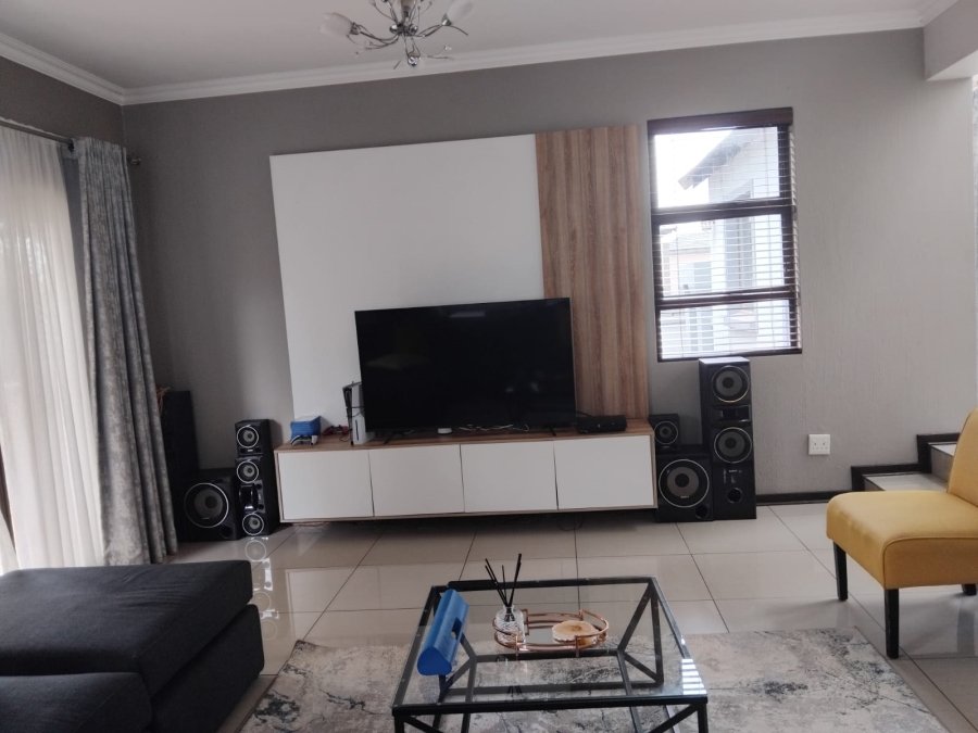 4 Bedroom Property for Sale in Featherview Estate Gauteng