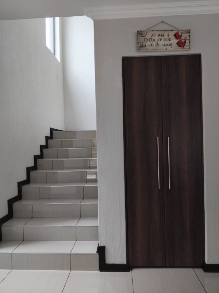 4 Bedroom Property for Sale in Featherview Estate Gauteng