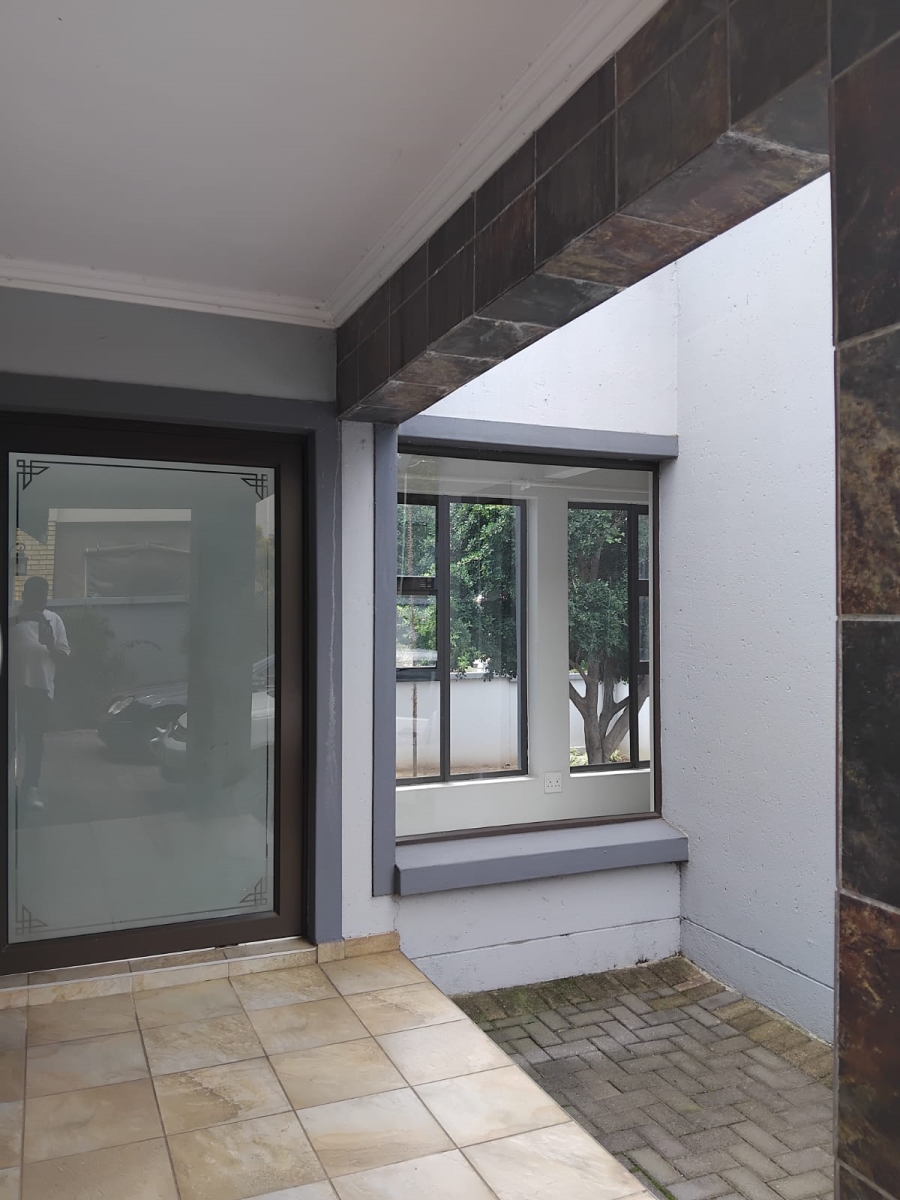 4 Bedroom Property for Sale in Featherview Estate Gauteng