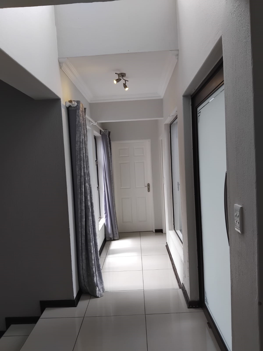 4 Bedroom Property for Sale in Featherview Estate Gauteng