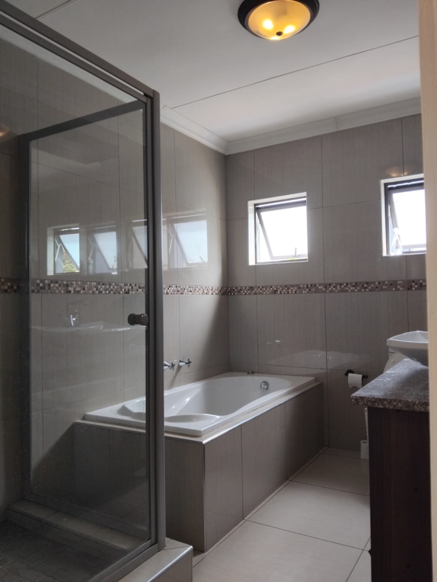 4 Bedroom Property for Sale in Featherview Estate Gauteng