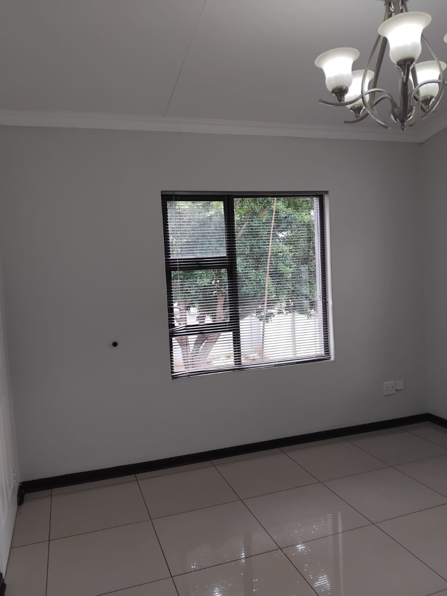4 Bedroom Property for Sale in Featherview Estate Gauteng