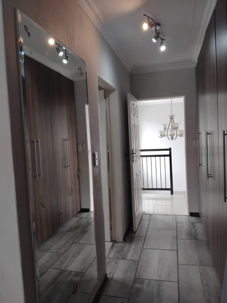 4 Bedroom Property for Sale in Featherview Estate Gauteng