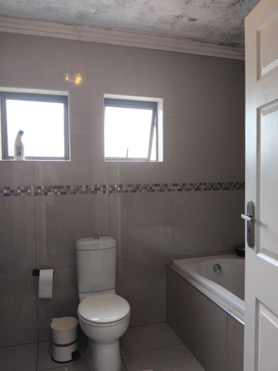 4 Bedroom Property for Sale in Featherview Estate Gauteng