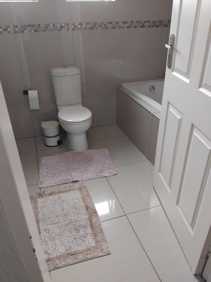 4 Bedroom Property for Sale in Featherview Estate Gauteng