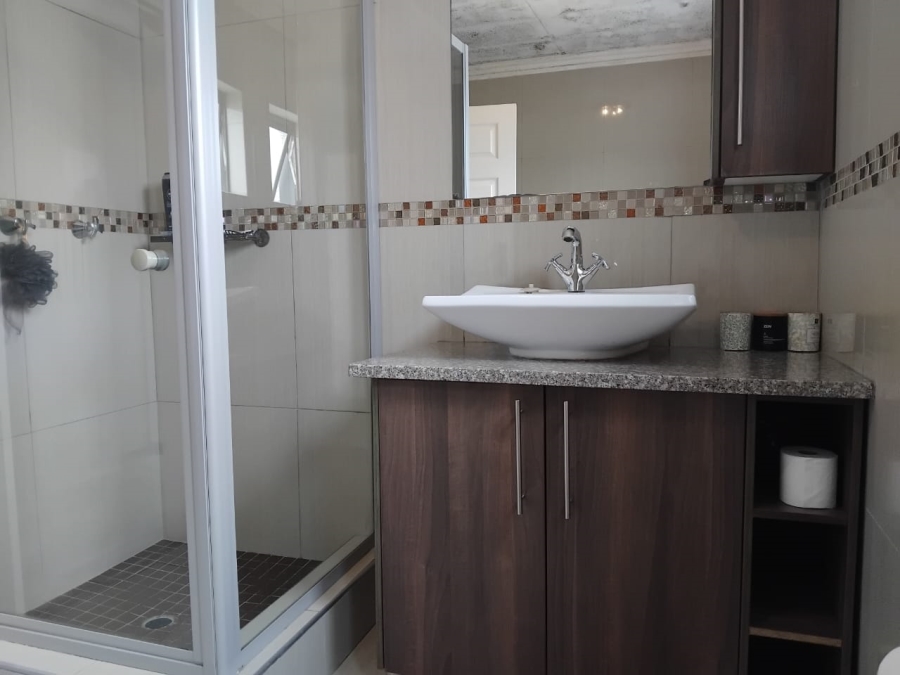 4 Bedroom Property for Sale in Featherview Estate Gauteng