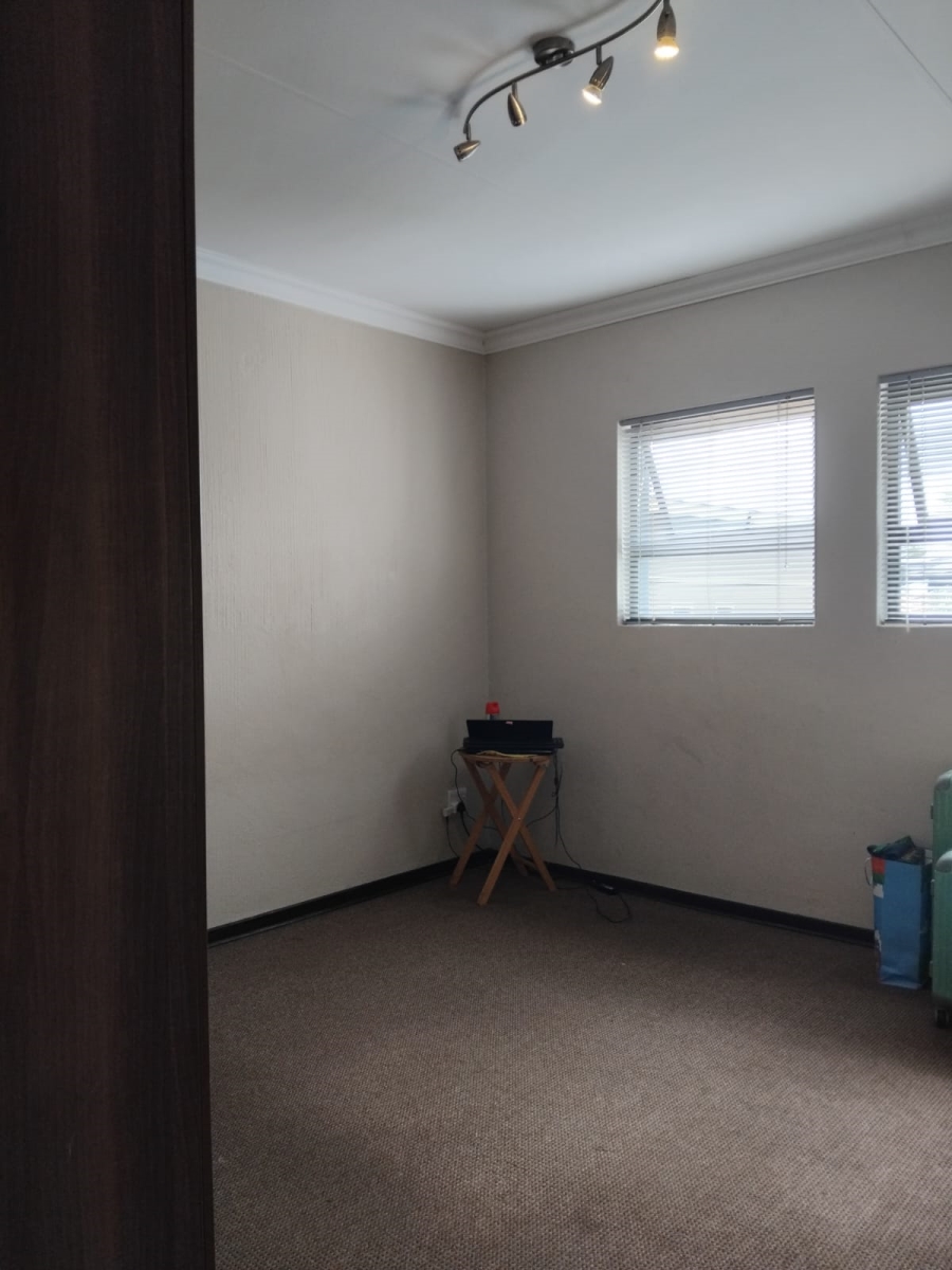 4 Bedroom Property for Sale in Featherview Estate Gauteng