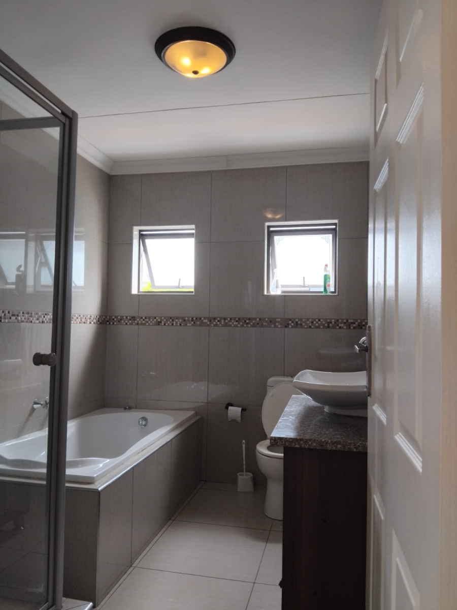 4 Bedroom Property for Sale in Featherview Estate Gauteng