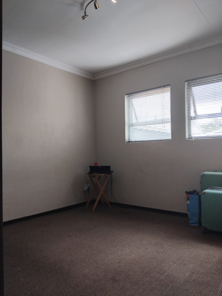 4 Bedroom Property for Sale in Featherview Estate Gauteng