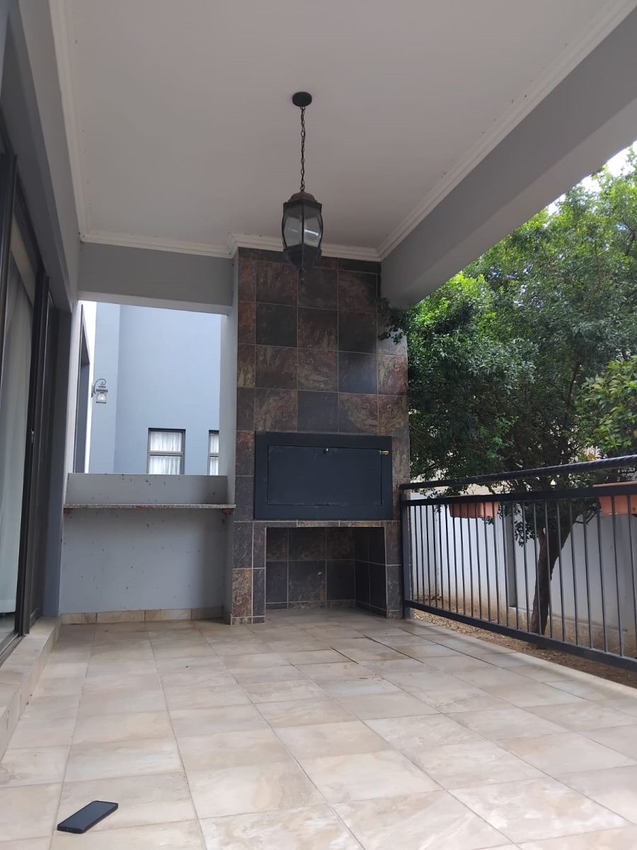 4 Bedroom Property for Sale in Featherview Estate Gauteng